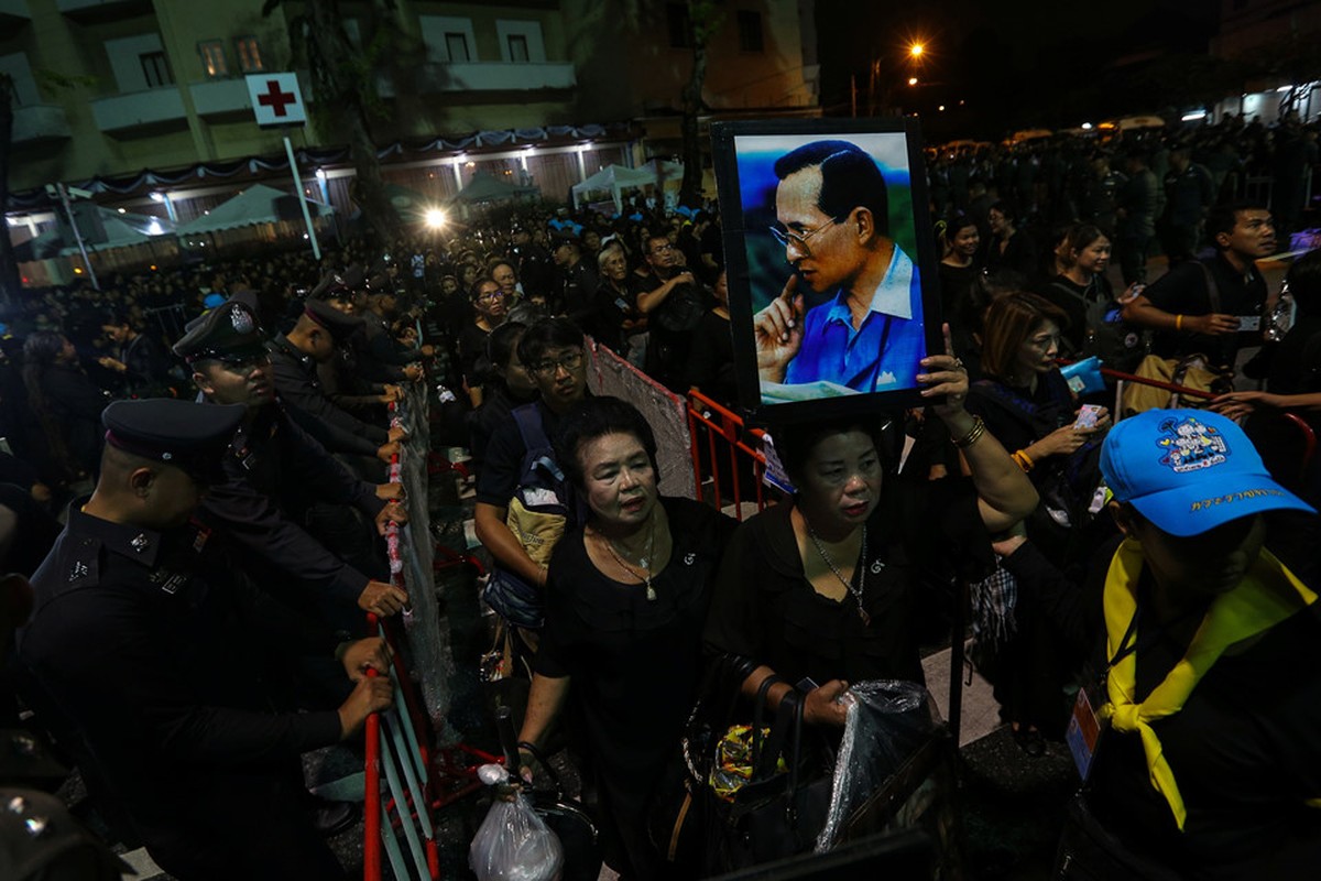 Bien nguoi nghen ngao tien biet Vua Bhumibol trong dam tang the ky-Hinh-8